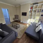 Urban Escape - Spacious 3-Bedroom Home Close To Canary Wharf