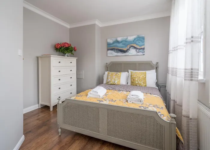 Urban Escape - Spacious 3-Bedroom Home Close To Canary Wharf