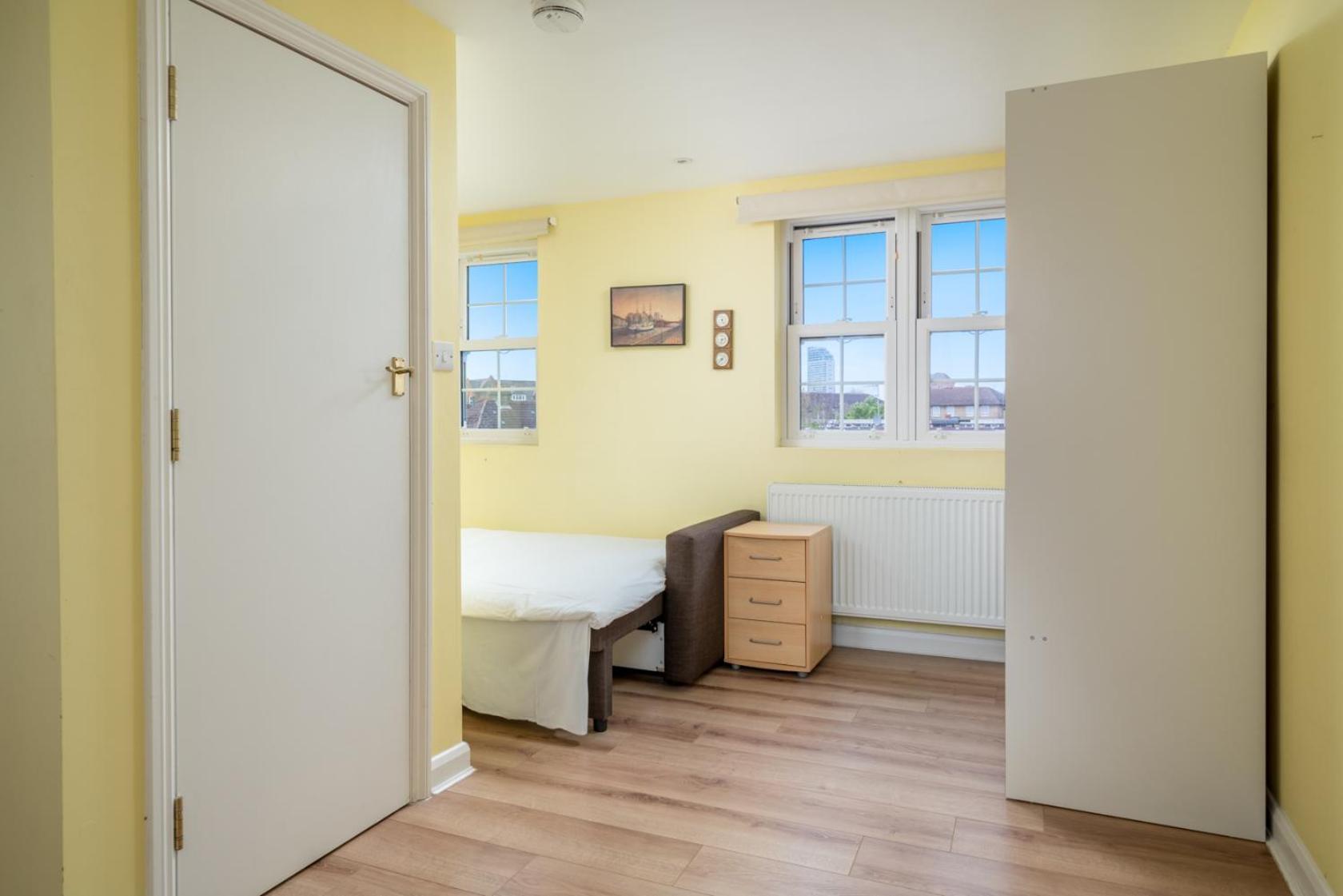 Urban Escape - Spacious 3-bedroom Close To Canary Wharf *