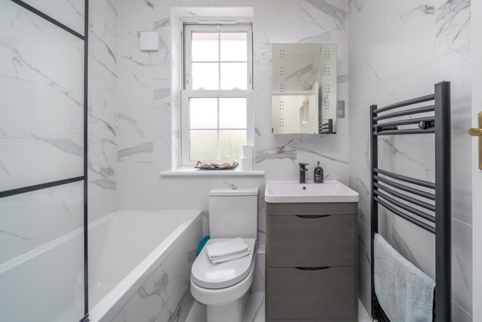 Urban Escape - Spacious 3-bedroom Close To Canary Wharf * Londra