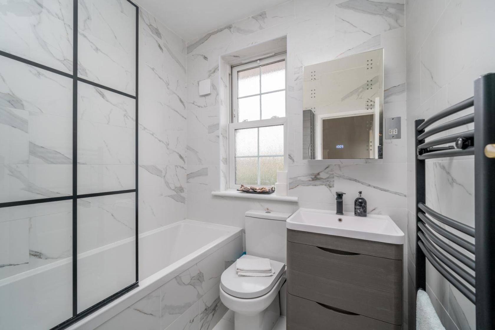 Urban Escape - Spacious 3-Bedroom Home Close To Canary Wharf Case de vacanță *